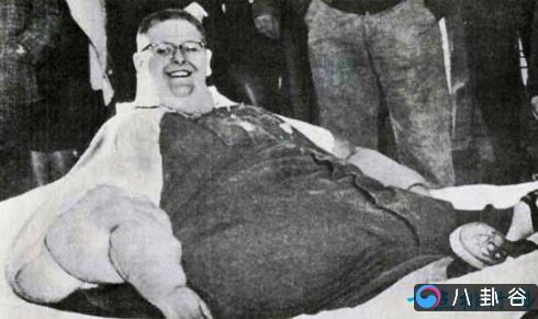 八个世界上最胖的人 最胖的体重达727公斤！